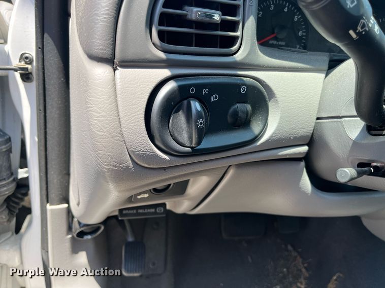 image for item LE9562 2004 Ford Taurus