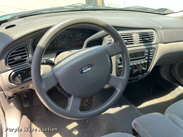 image for item LE9562 2004 Ford Taurus