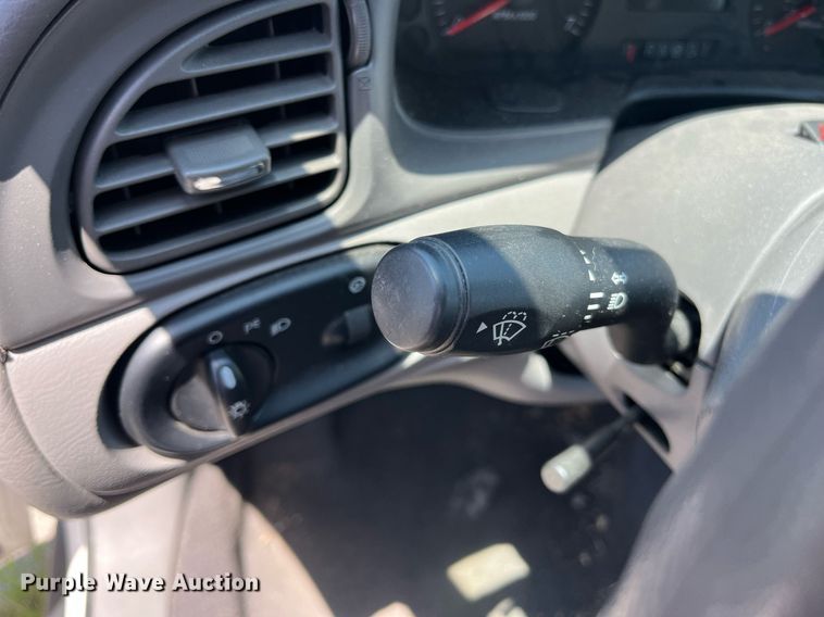 image for item LE9562 2004 Ford Taurus