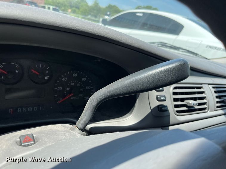 image for item LE9562 2004 Ford Taurus