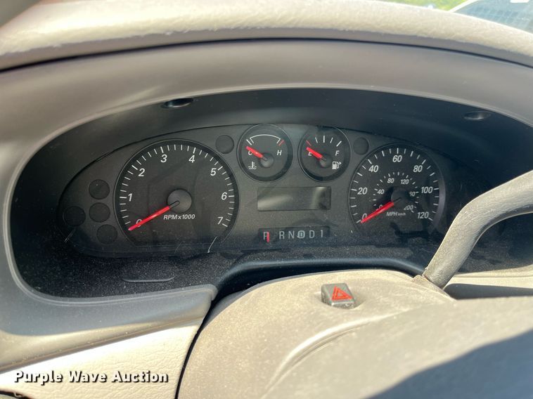 image for item LE9562 2004 Ford Taurus