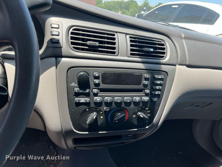 image for item LE9562 2004 Ford Taurus