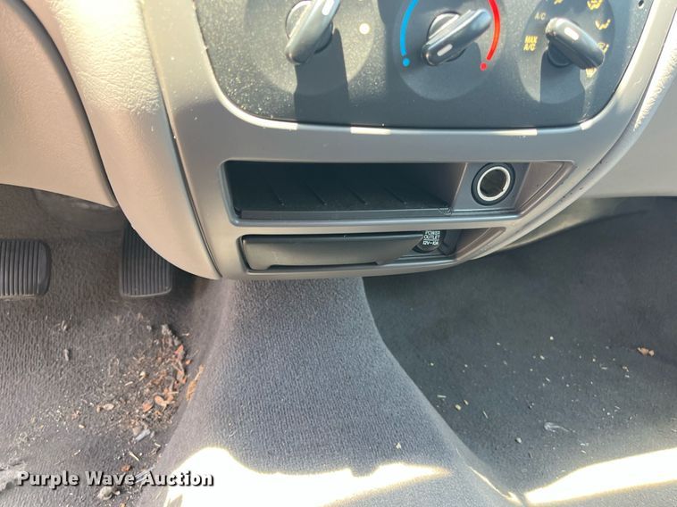 image for item LE9562 2004 Ford Taurus