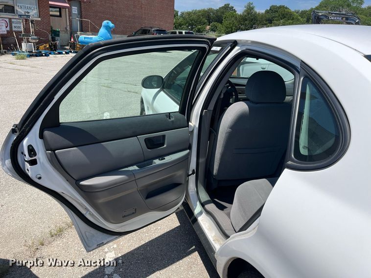 image for item LE9562 2004 Ford Taurus