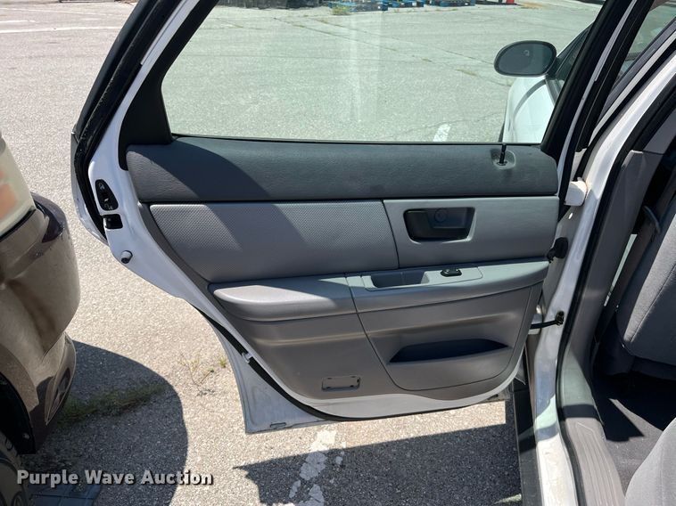 image for item LE9562 2004 Ford Taurus