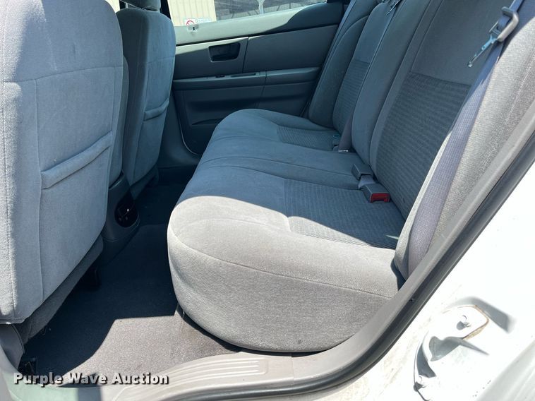 image for item LE9562 2004 Ford Taurus