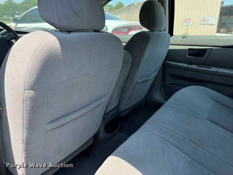 image for item LE9562 2004 Ford Taurus