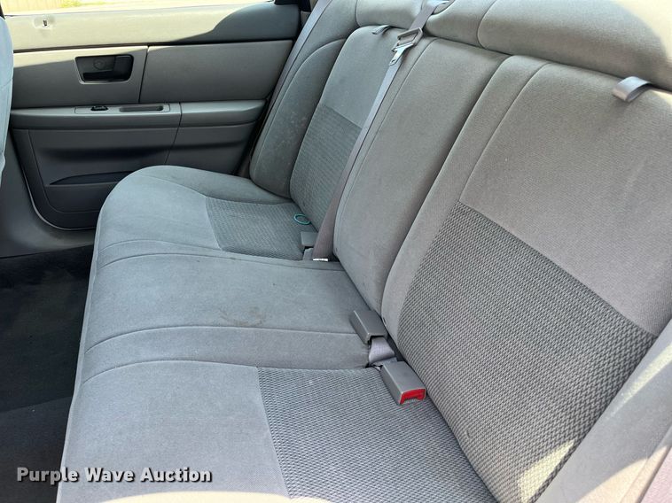 image for item LE9562 2004 Ford Taurus