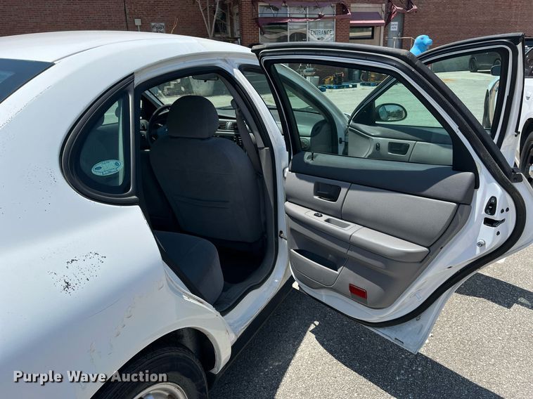 image for item LE9562 2004 Ford Taurus