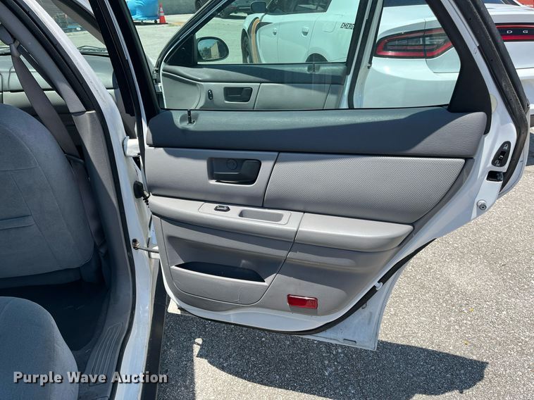 image for item LE9562 2004 Ford Taurus