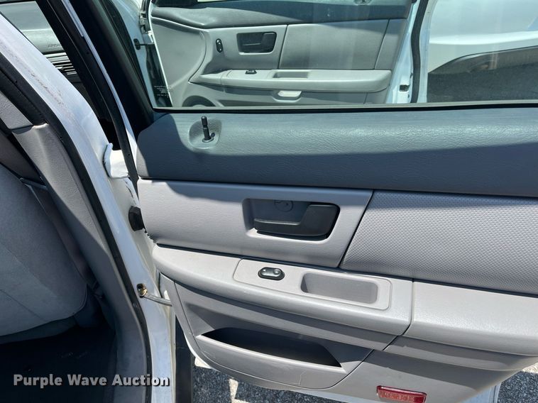 image for item LE9562 2004 Ford Taurus