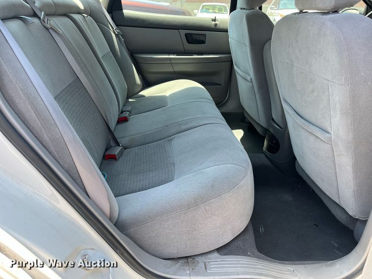 image for item LE9562 2004 Ford Taurus