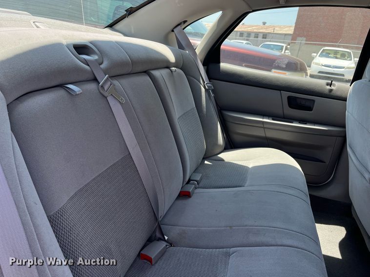 image for item LE9562 2004 Ford Taurus