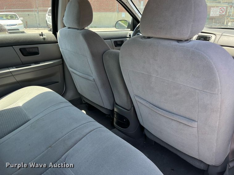 image for item LE9562 2004 Ford Taurus