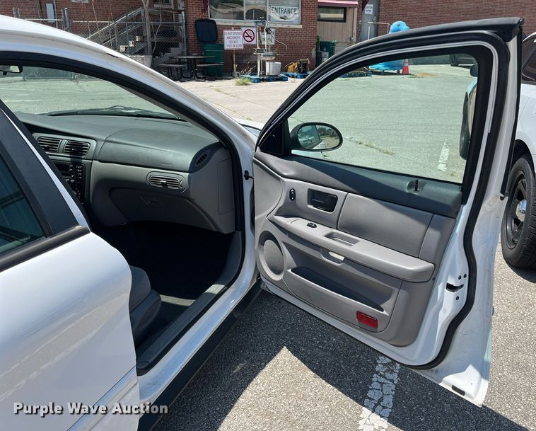 image for item LE9562 2004 Ford Taurus