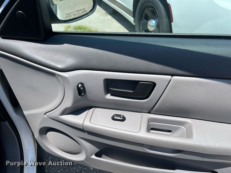 image for item LE9562 2004 Ford Taurus