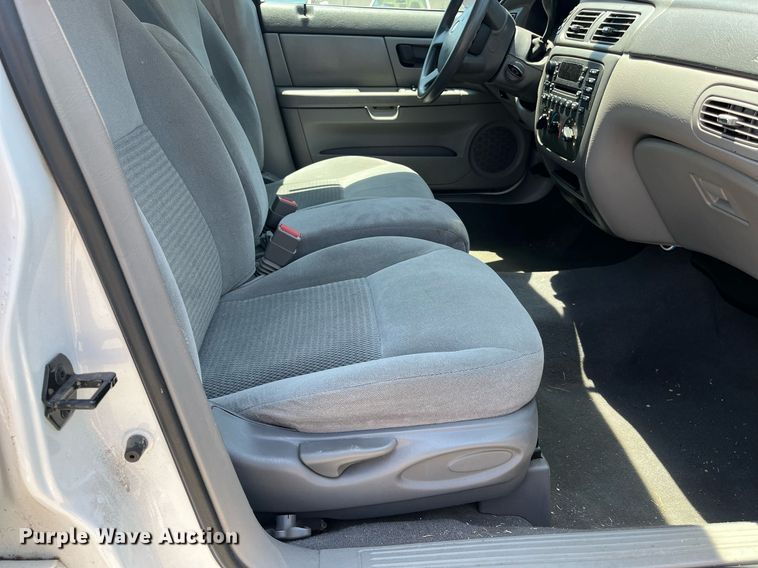 image for item LE9562 2004 Ford Taurus