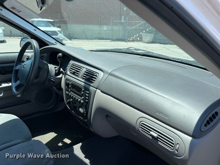 image for item LE9562 2004 Ford Taurus