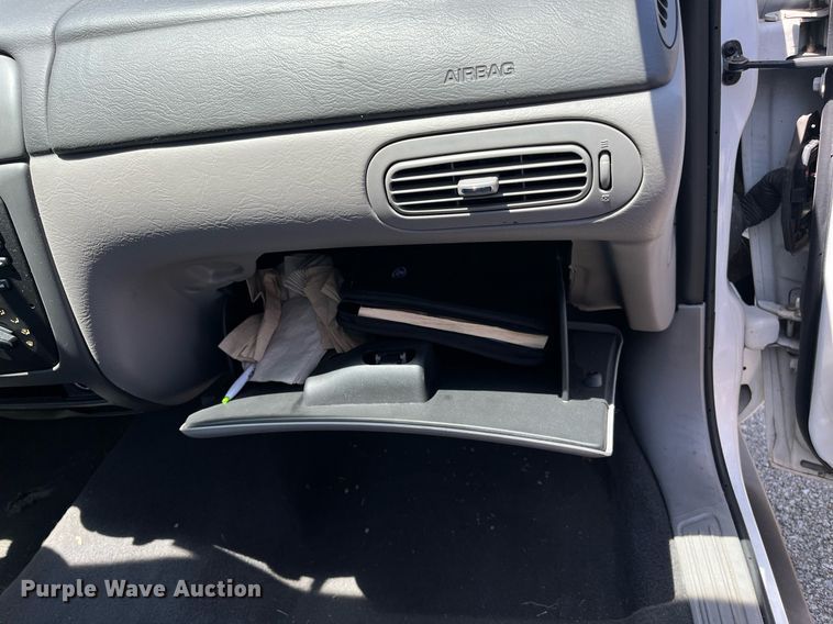 image for item LE9562 2004 Ford Taurus