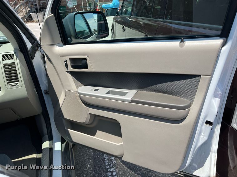 image for item LE9564 2010 Ford Escape Hybrid  SUV