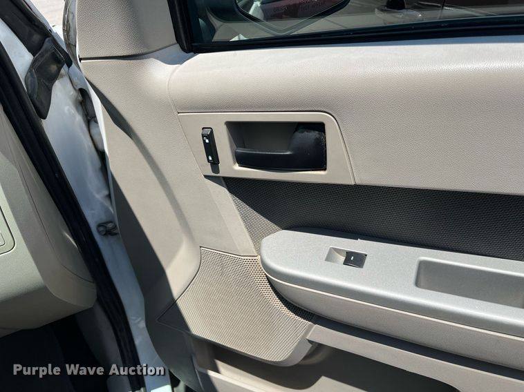 image for item LE9564 2010 Ford Escape Hybrid  SUV