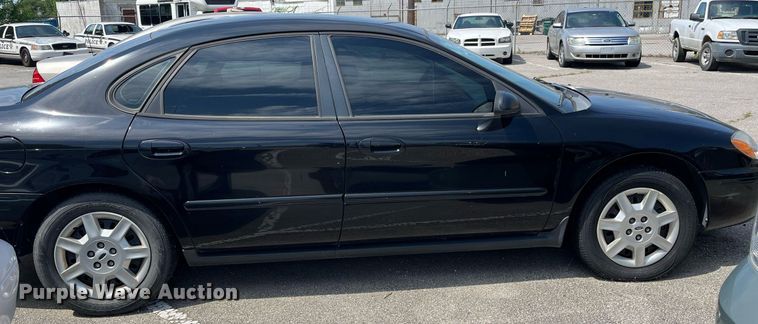 image for item LE9569 2006 Ford Taurus