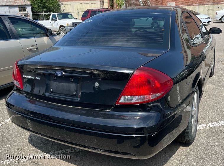 image for item LE9569 2006 Ford Taurus