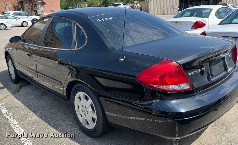 image for item LE9569 2006 Ford Taurus