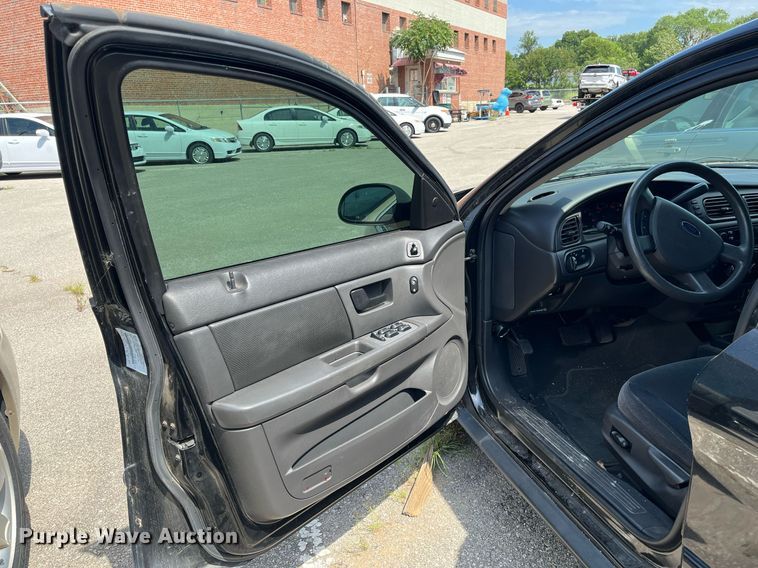 image for item LE9569 2006 Ford Taurus