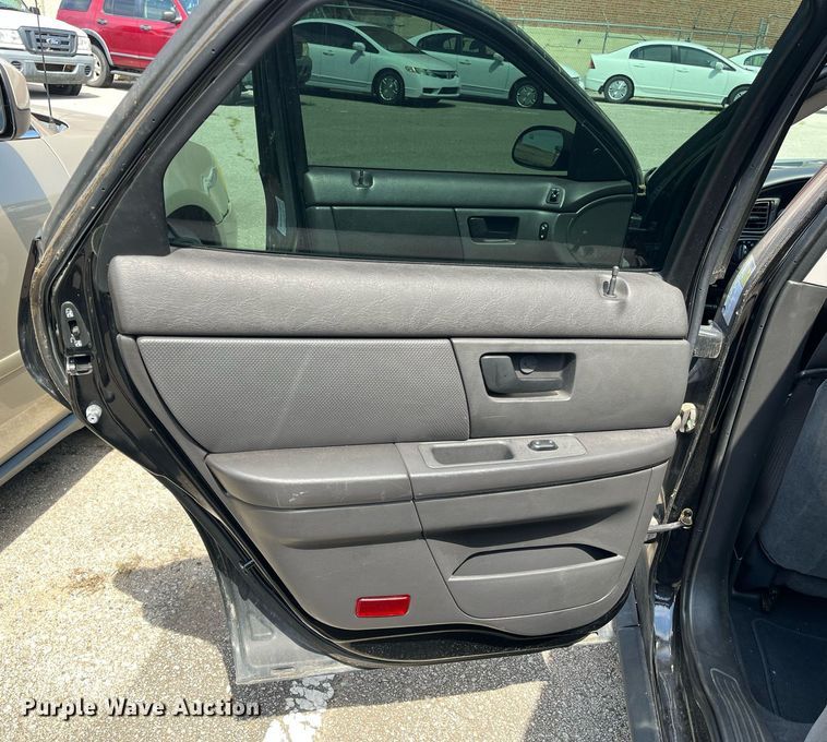 image for item LE9569 2006 Ford Taurus