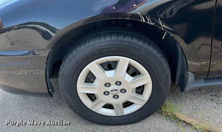 image for item LE9569 2006 Ford Taurus