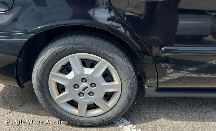 image for item LE9569 2006 Ford Taurus