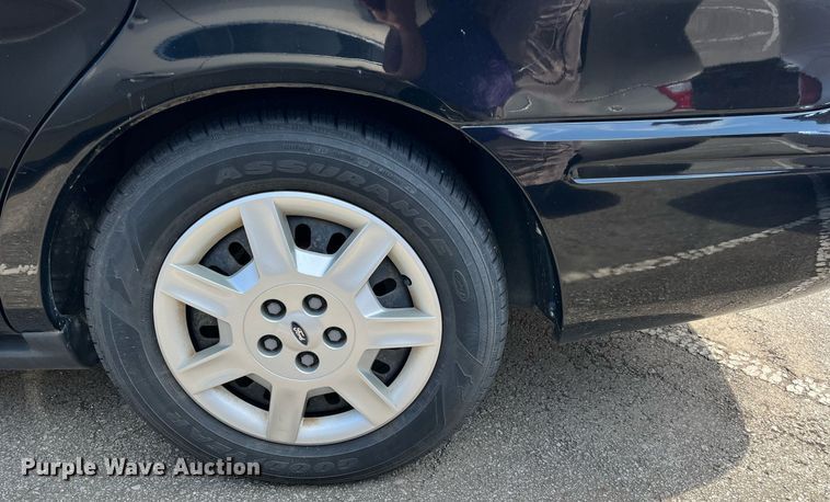 image for item LE9569 2006 Ford Taurus