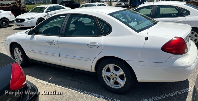 image for item LE9575 2002 Ford Taurus