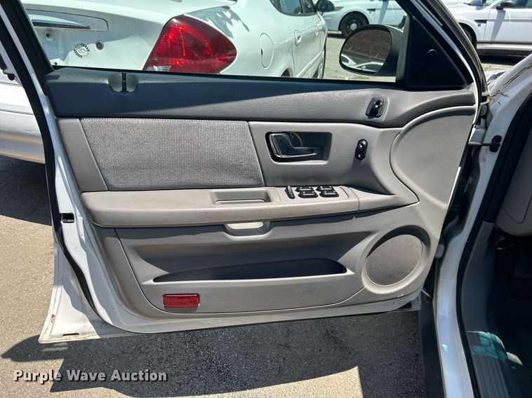 image for item LE9575 2002 Ford Taurus