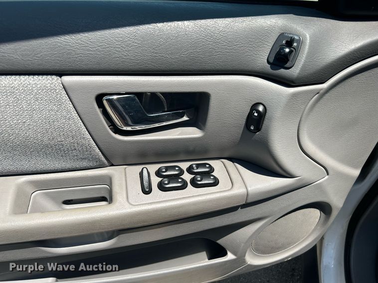 image for item LE9575 2002 Ford Taurus