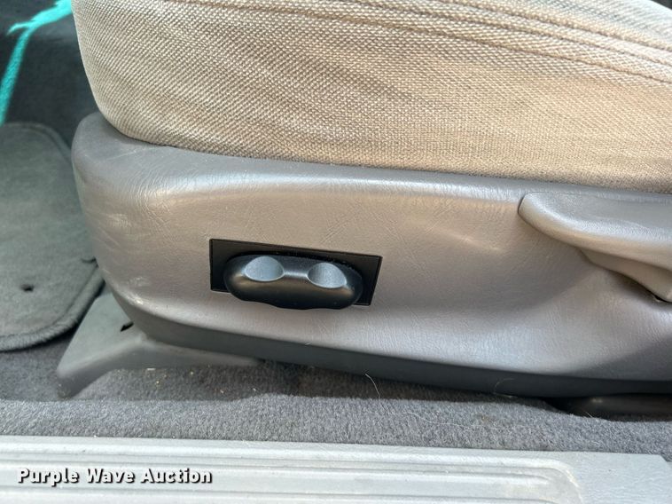 image for item LE9575 2002 Ford Taurus