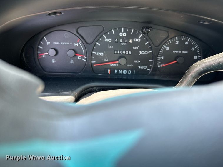 image for item LE9575 2002 Ford Taurus