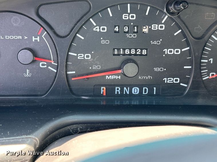 image for item LE9575 2002 Ford Taurus