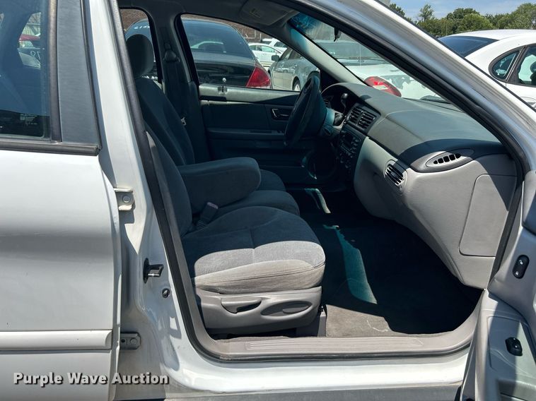 image for item LE9575 2002 Ford Taurus