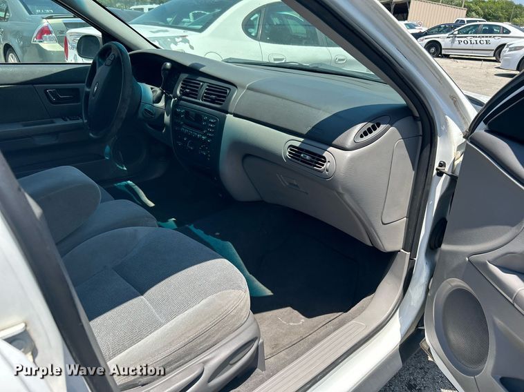 image for item LE9575 2002 Ford Taurus