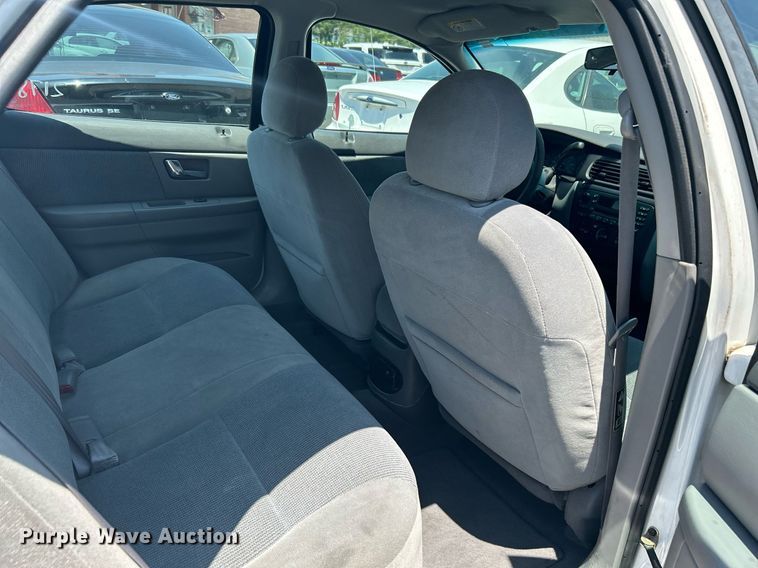 image for item LE9575 2002 Ford Taurus