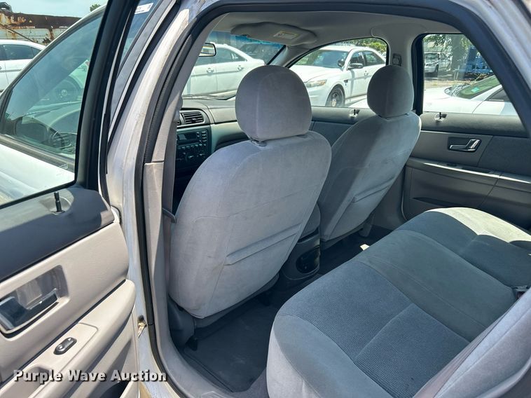 image for item LE9575 2002 Ford Taurus