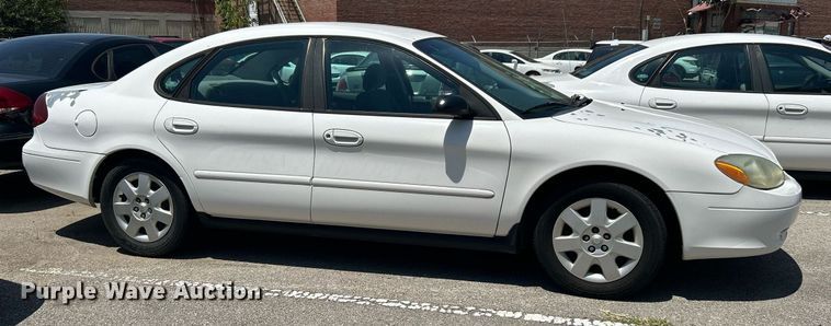 image for item LE9576 2003 Ford Taurus