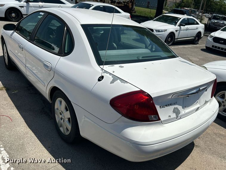image for item LE9576 2003 Ford Taurus