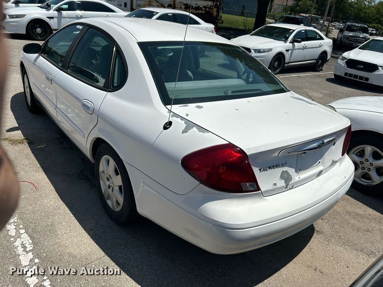 image for item LE9576 2003 Ford Taurus