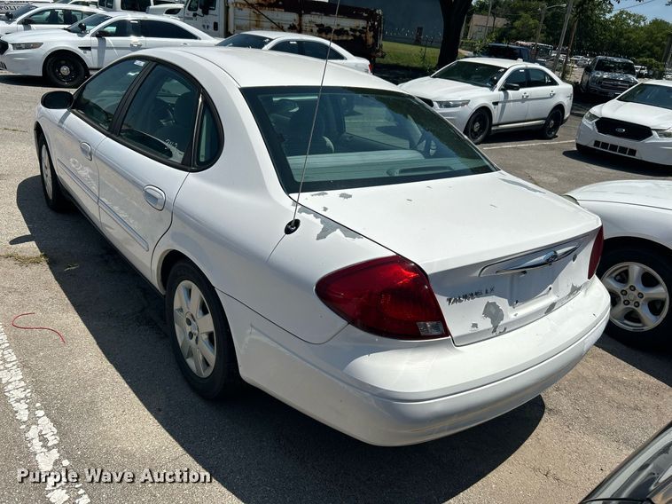 image for item LE9576 2003 Ford Taurus