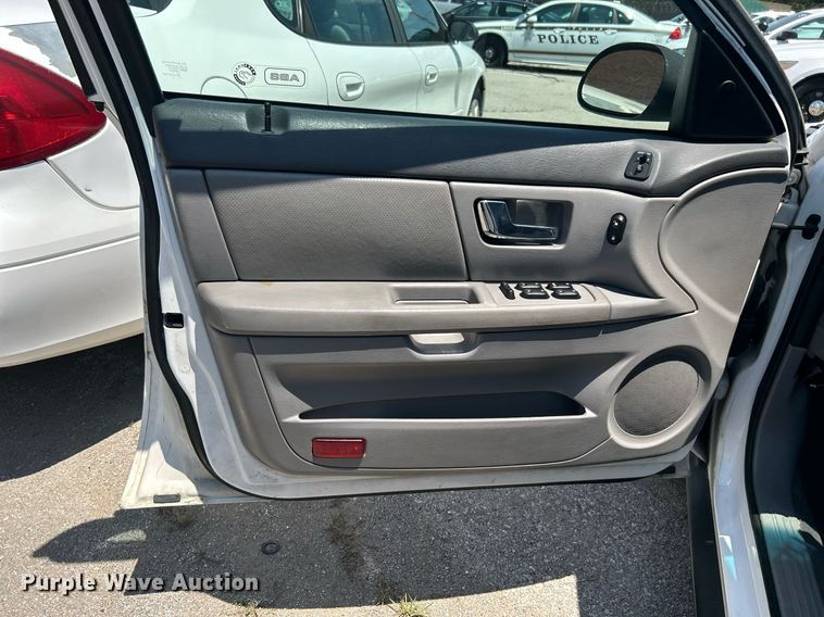 image for item LE9576 2003 Ford Taurus