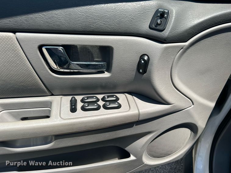 image for item LE9576 2003 Ford Taurus