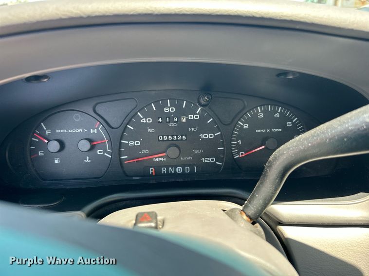 image for item LE9576 2003 Ford Taurus